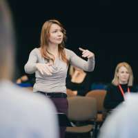 zdjęcie z warsztatów dla zespołów wokalnych przedstawiające ich uczestników