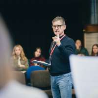 zdjęcie z warsztatów dla zespołów wokalnych przedstawiające ich uczestników