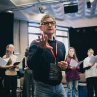 zdjęcie z warsztatów dla zespołów wokalnych przedstawiające ich uczestników