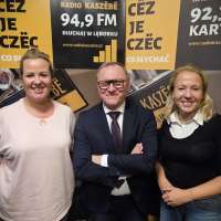 Zdjęcie przedstawiające Barbarę Marwińską-Hansson oraz Andrzej Kacprzaka z dziennikarką