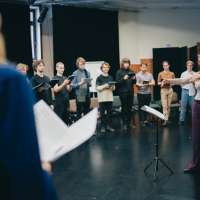 zdjęcie z warsztatów dla zespołów wokalnych przedstawiające ich uczestników