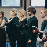 zdjęcie z warsztatów dla zespołów wokalnych przedstawiające ich uczestników