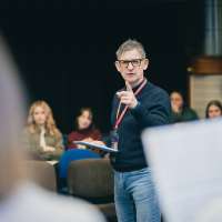 zdjęcie z warsztatów dla zespołów wokalnych przedstawiające ich uczestników