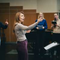 zdjęcie z warsztatów dla zespołów wokalnych przedstawiające ich uczestników