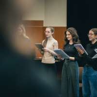 zdjęcie z warsztatów dla zespołów wokalnych przedstawiające ich uczestników