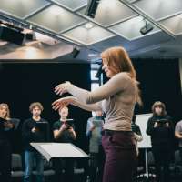 zdjęcie z warsztatów dla zespołów wokalnych przedstawiające ich uczestników