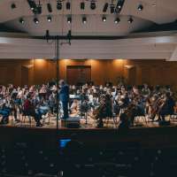 Zdjęcie wszystkich uczestników nagrań na scenie 