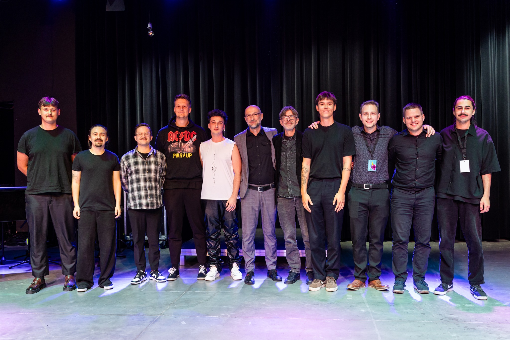 Zdjęcie przedstawiające laureat&oacute;w wraz z&nbsp;jury konkursowym