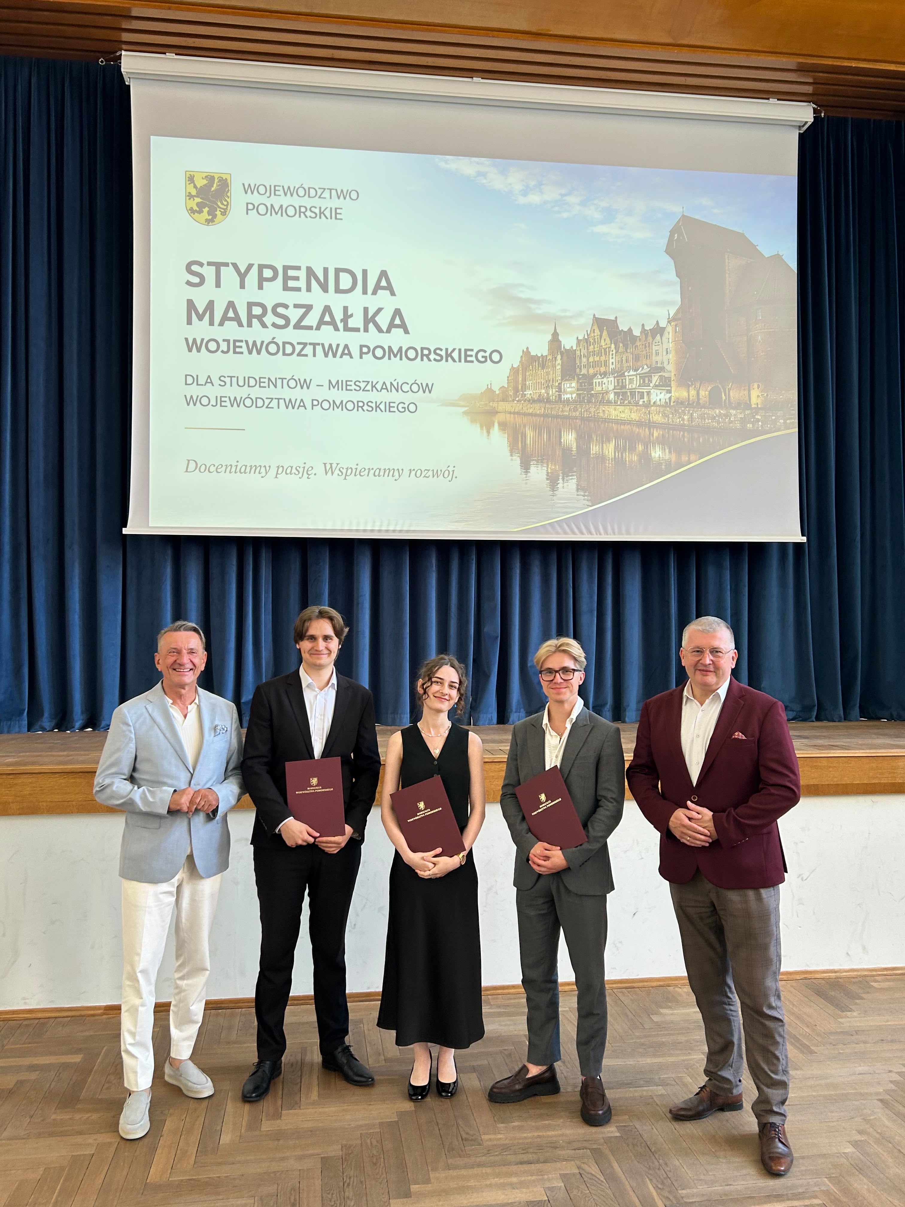 Na zdjęciu przedstawieni są stypendyści aMuz