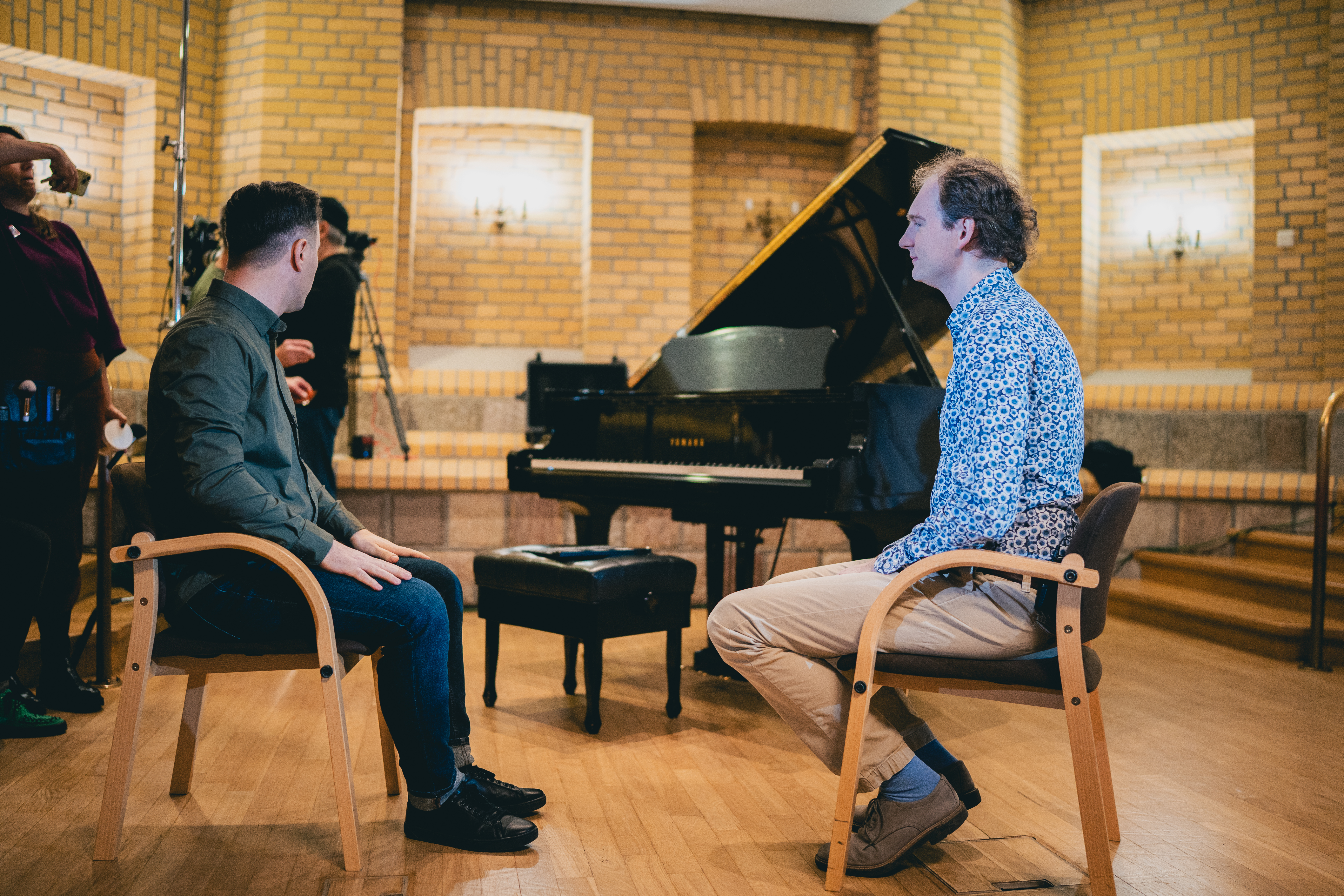 Zdjęcie Piotra Pawlaka i&nbsp;dziennikarza podczas wywiadu