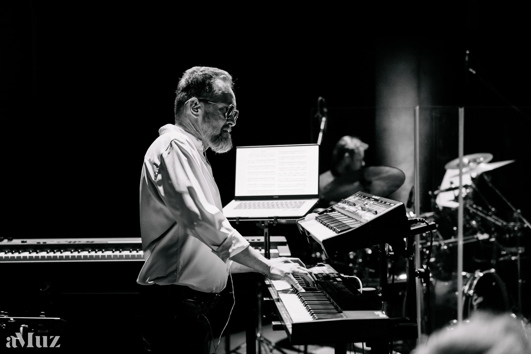 zdjęcie Tomasza Jocza przy pianinie elektronicznym