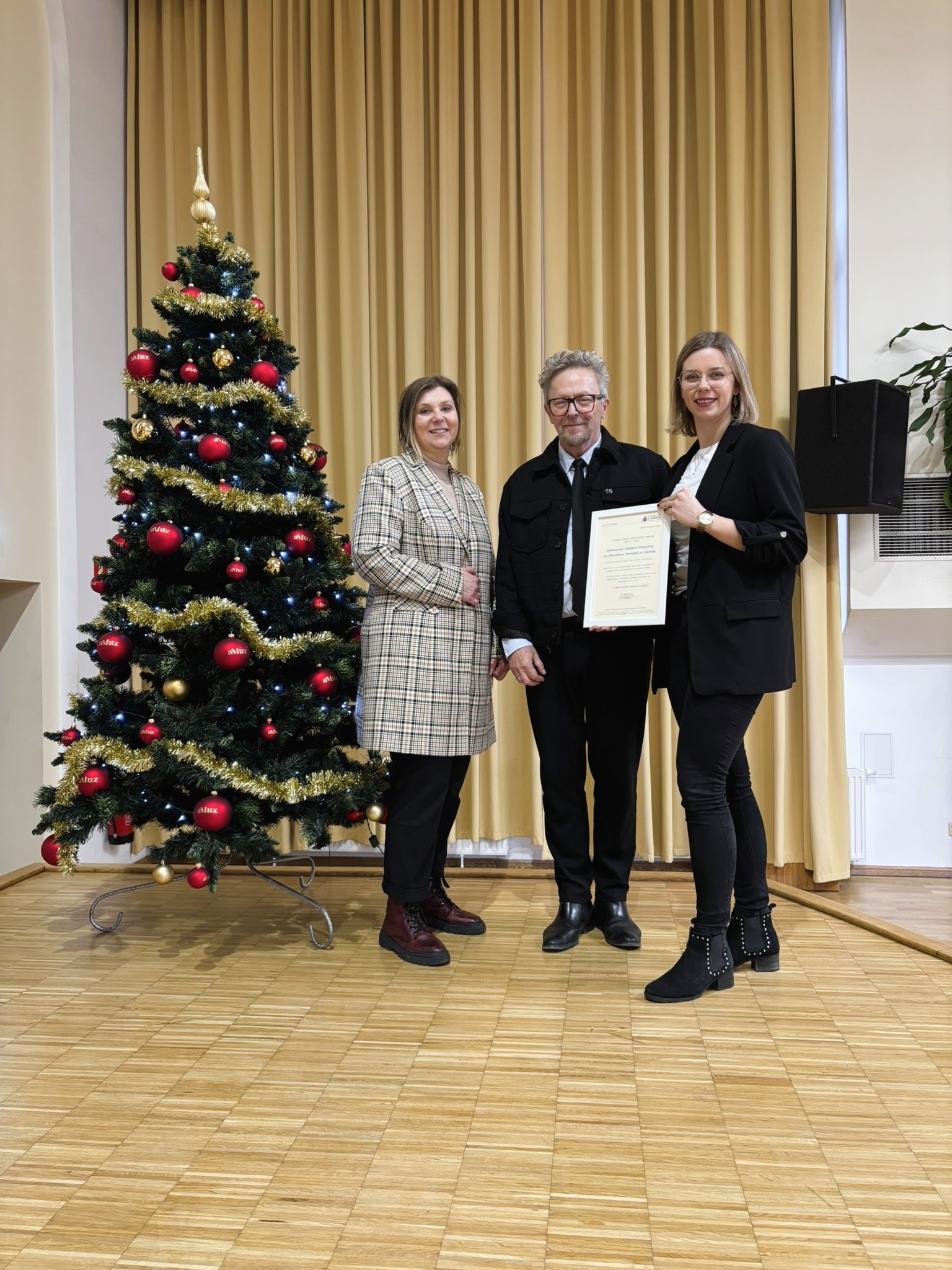 Na zdjęciu Prezes Fundacji, Rektor i&nbsp;Pracownik Biura Promocji