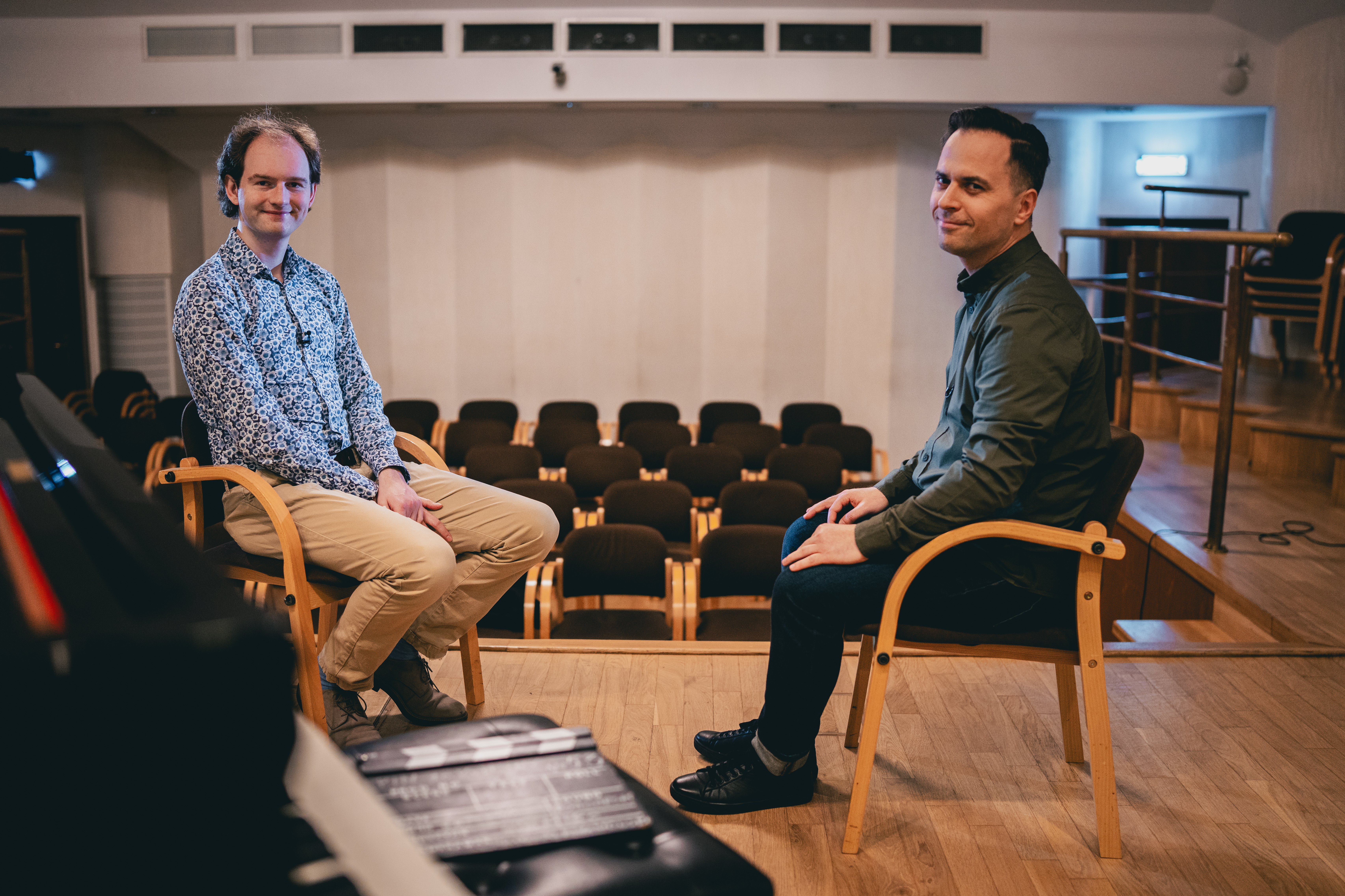 Zdjęcie Piotra Pawlaka i&nbsp;dziennikarza podczas wywiadu